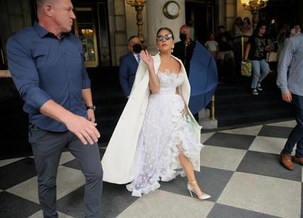 New York, Lady Gaga sembra una sposa nel suo abito di pizzo bianco