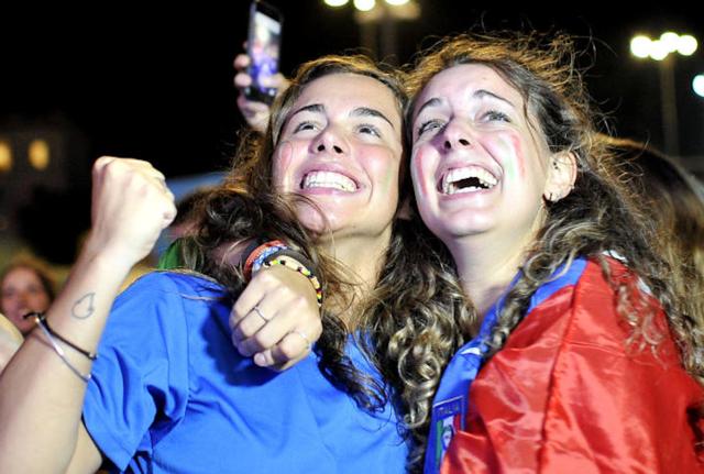 Tifosi festeggiano in Italia e nel mondo la vittoria dell Italia euro 2020