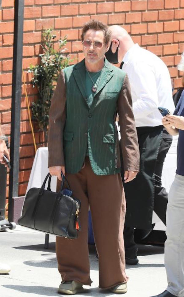 Brentwood,Robert Downey Jr.con un vestito particolare per un pranzo di lavoro