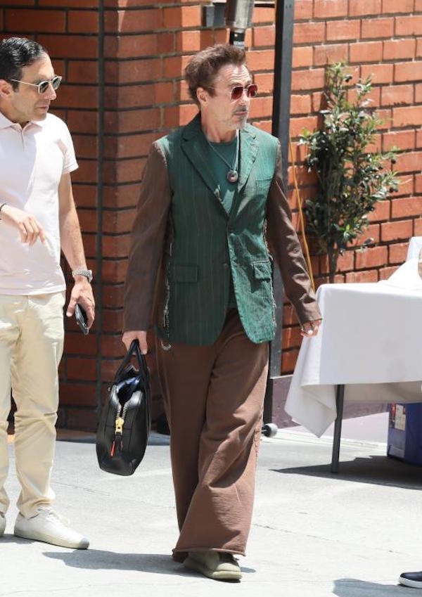 Brentwood,Robert Downey Jr.con un vestito particolare per un pranzo di lavoro