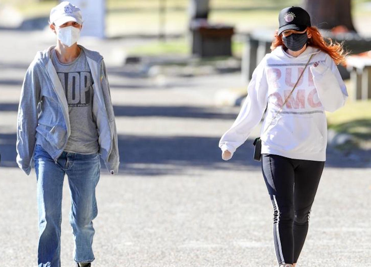 Sydney, Natalie Portman e Isla Fisher passeggiata mattutina nei boschi 