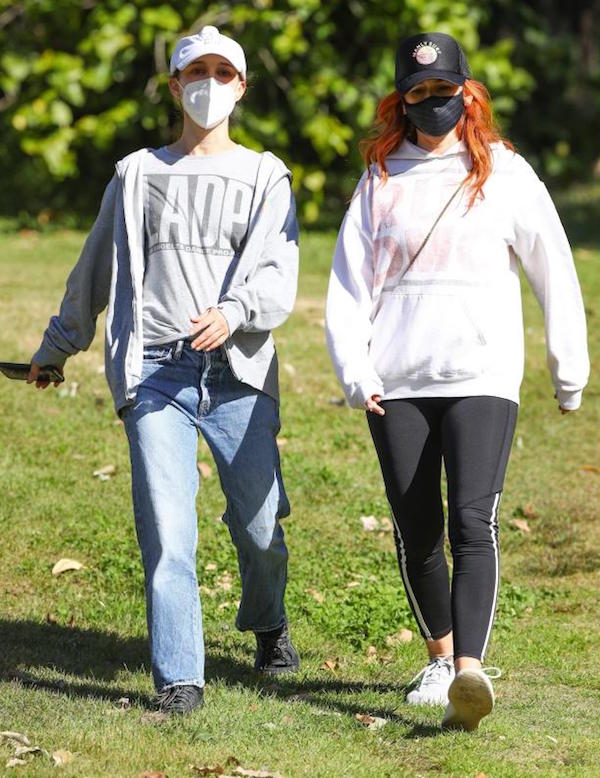 Sydney, Natalie Portman e Isla Fisher passeggiata mattutina nei boschi 