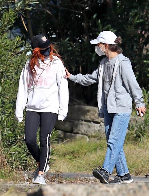 Sydney, Natalie Portman e Isla Fisher passeggiata mattutina nei boschi 