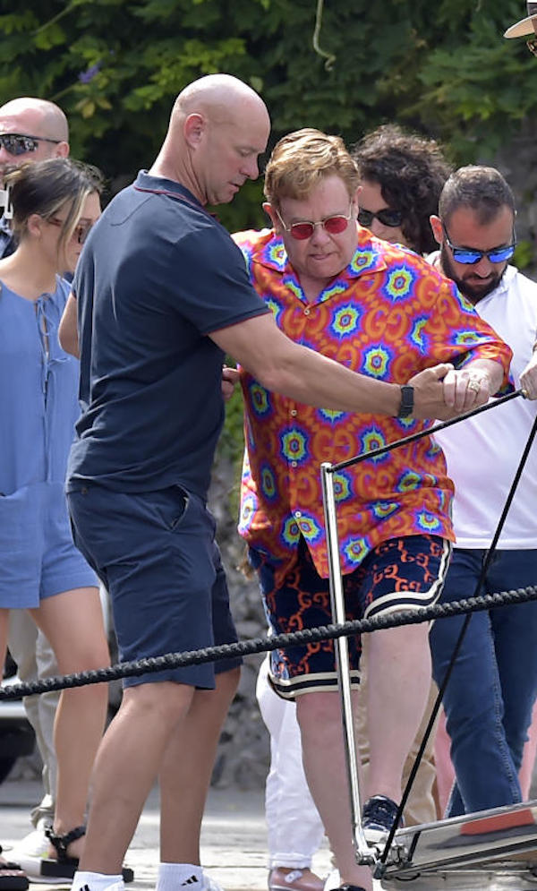 Portofino,Elton John , affaticato ,e il marito David Furnish con i figli