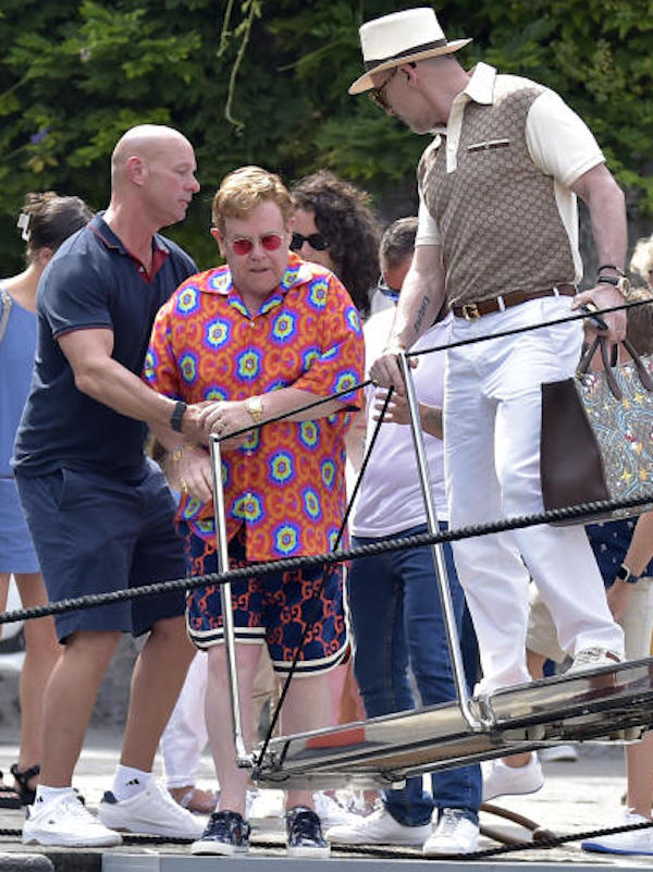 Portofino,Elton John , affaticato ,e il marito David Furnish con i figli