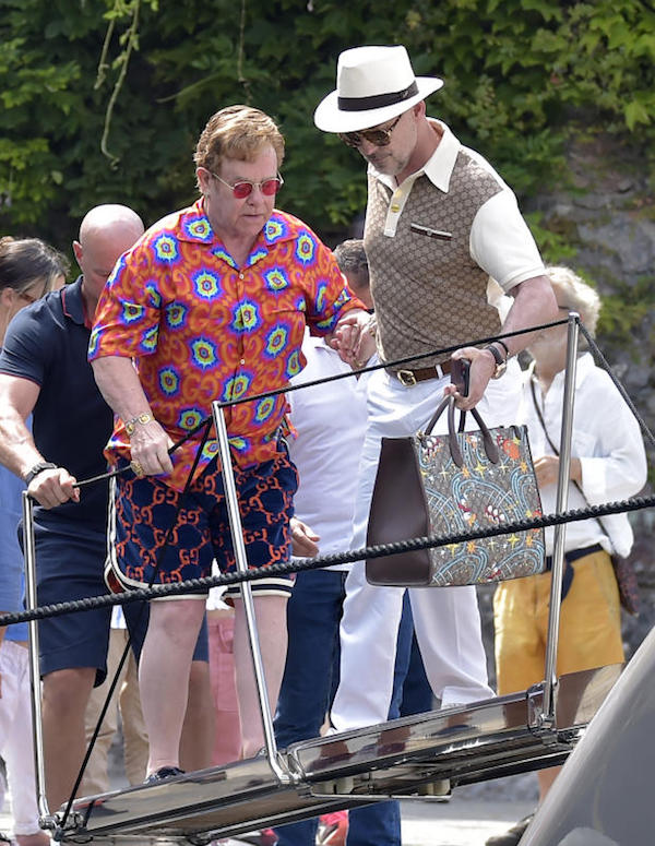 Portofino,Elton John , affaticato ,e il marito David Furnish con i figli