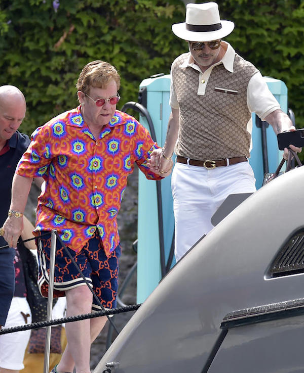 Portofino,Elton John , affaticato ,e il marito David Furnish con i figli