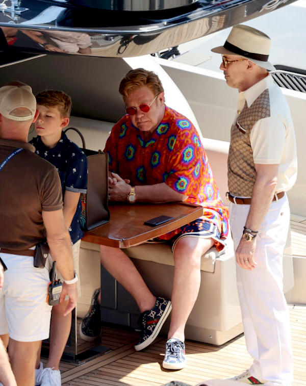 Portofino,Elton John , affaticato ,e il marito David Furnish con i figli