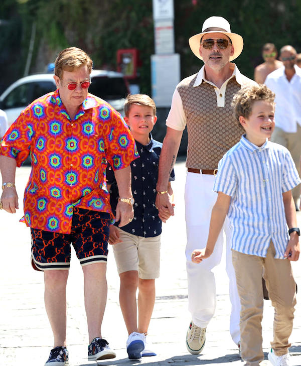 Portofino,Elton John , affaticato ,e il marito David Furnish con i figli