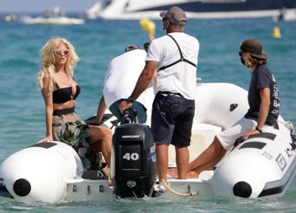 Saint Tropez, Victoria Silvstedt dopo una giornata di sole lascia il Club 55