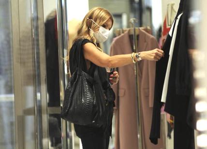 Milano, Rita Rusic , intenta a fare shopping tra le boutique del centro
