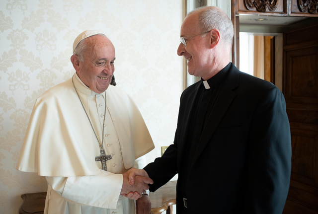 Papa Francesco con James Martin, che è anche direttore della rivista "America", dalla quale è tratta questa foto