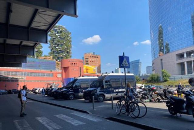 Le camionette dei carabinieri davanti alla Stazione (Foto Mianews)