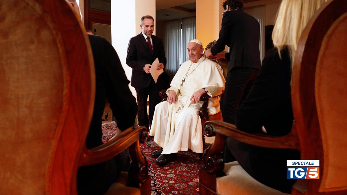 Papa Francesco e gli invisibili speciale TG5