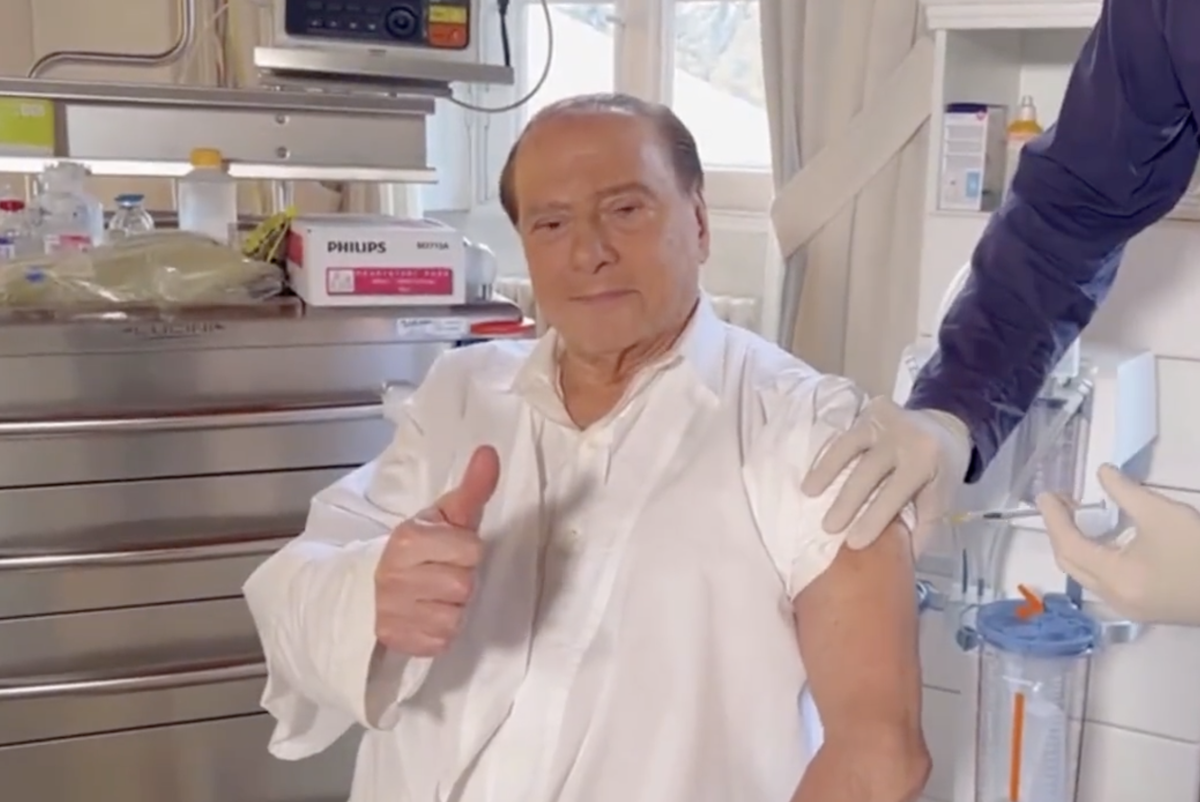 Video terza dose vaccino Silvio Berlusconi