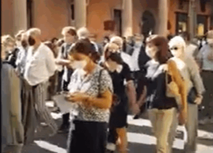 Strage di Bologna, il corteo dei familiari delle vittime con gerbere bianche