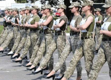 Ucraina, bufera sulle soldate con i tacchi. Polemiche in Parlamento