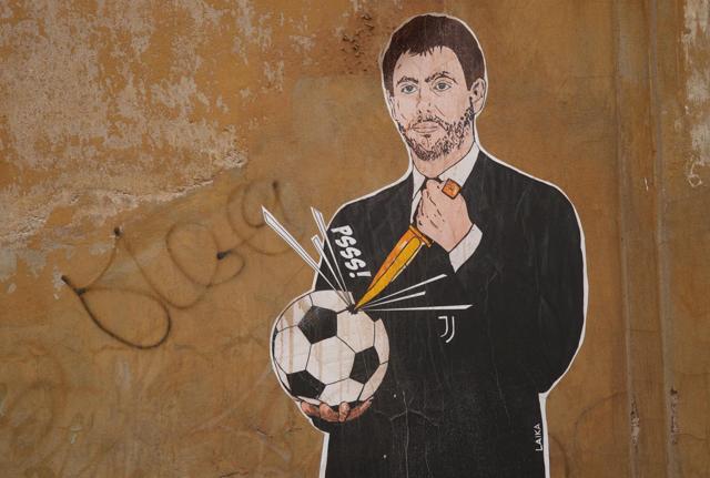 A Roma è apparso questo murales che raffigura Andrea Agnelli, presidente della Juventus, mentre accoltella un pallone (Lapresse)