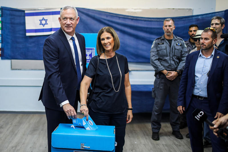 Benny Gantz e la moglie alle urne durante le ultime votazioni parlamentari in Israele