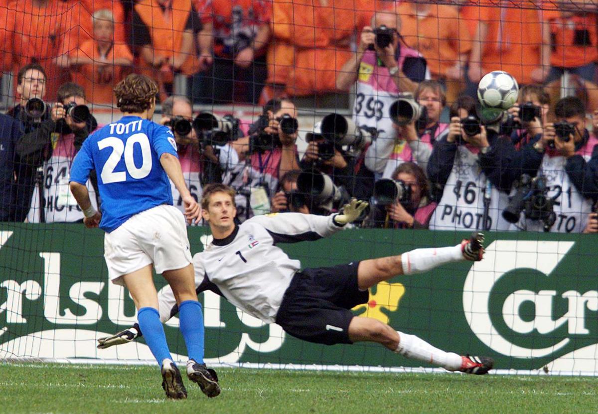 L'INVENZIONE DEL CUCCHIAIO – E' impossibile dimenticare le emozioni della semifinale di Euro 2000, vinta dagli Azzurri contro i padroni di casa olandesi ai calci di rigore. In quella partita Totti si esibì in uno storico “cucchiaio”. Non tutti sanno che quel modo di calciare i penalty fu inventato proprio durante la finale di un Europeo: quello del '76 tra Germania Ovest e la Cecoslovacchia, ad opera del ceco Panenka. Non a caso, all'estero molti definiscono proprio “Panenka” questo modo di calciare dal dischetto.