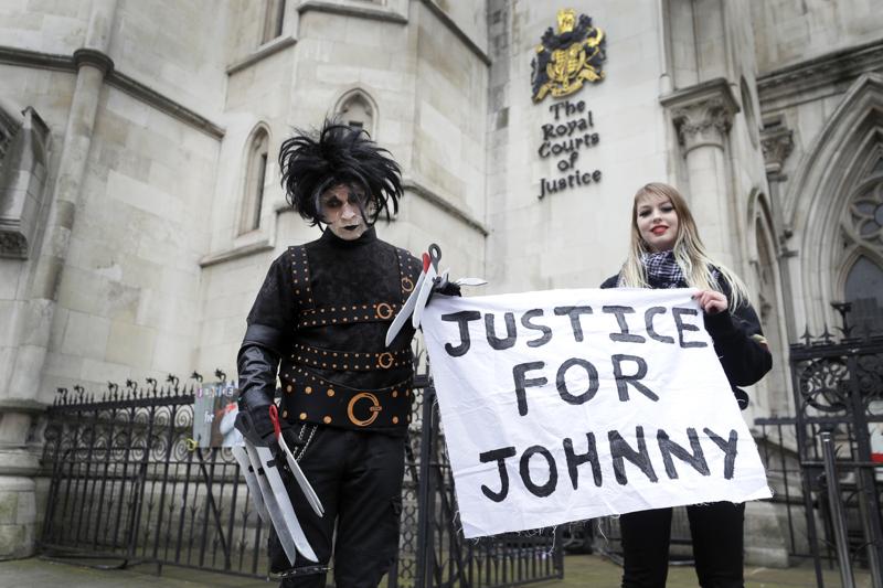 Due fan di Johnny Depp all'esterno dei tribunale dove il loro idolo affrontava le accuse di Amber Heard. Uno è vestito come il protagonista di "Edward mani di forbice" Due fan di Johnny Depp all'esterno dei tribunale dove il loro idolo affrontava le accuse di Amber Heard. Uno è vestito come il protagonista di "Edward mani di forbice"