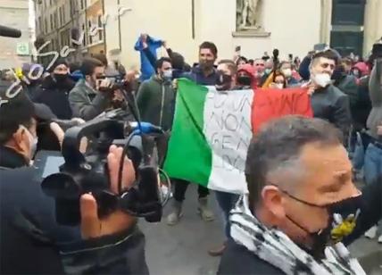 Bombe carta contro gli agenti. Rabbia contro le chiusure. Video