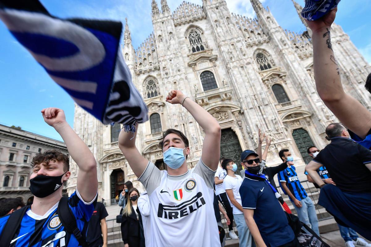 Inter scudetto tifosi piazza duomo milano 2