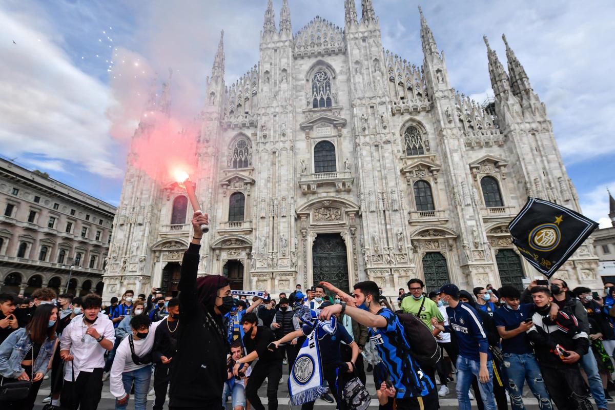 Inter scudetto tifosi piazza duomo milano 4