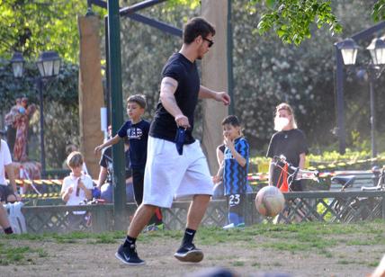 Antonio Spinalbese compagno di Belen Rodriguez e il piccolo Santiago al parco