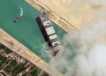 Nave incagliata nel canale di Suez, torna l'incubo caos del 2021