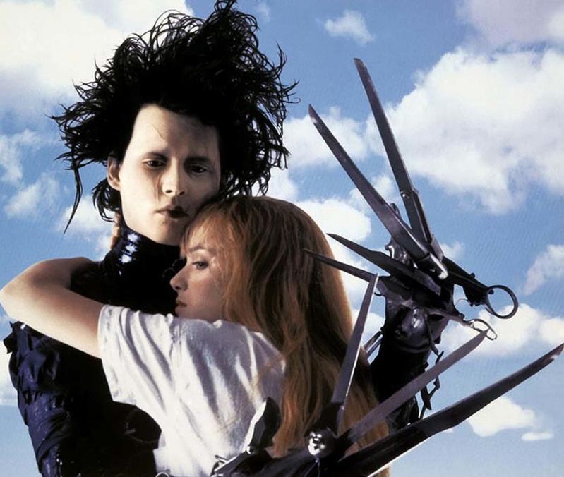 Johnny Depp in "Edward mani di forbice" (1990) con Winona Ryder, che è stata la sua compagna fino al 1993 Johnny Depp in "Edward mani di forbice" (1990) con Winona Ryder, che è stata la sua compagna fino al 1993