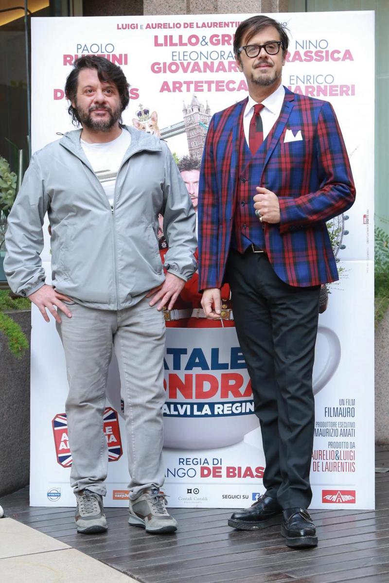 Pasquale Petrolio, meglio noto come Lillo, è diventato famoso come parte del duo comico composto con Greg (Claudio Gregori), ma ormai da tempo si esibisce anche da solo, come avviene appunto in "LOL"