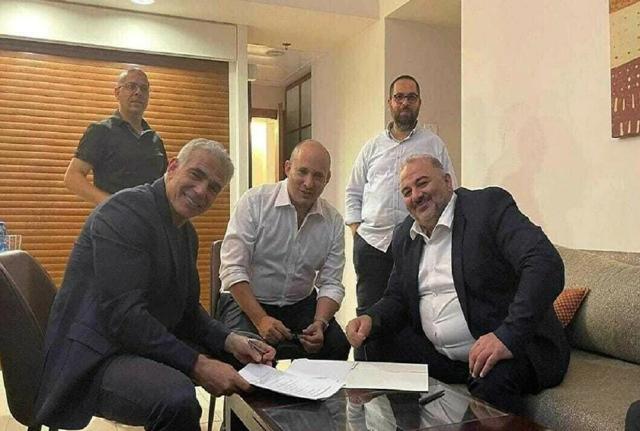 Naftali Bennett, Yair Lapid e Mansour Abbas