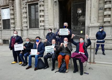 Comune, protesta cdx davanti Palazzo Marino: "Basta Consigli in pantofole"