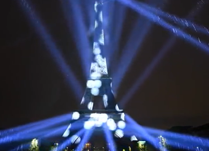 Parigi, la Torre Eiffel illuminata con energia rinnovabile a idrogeno. VIDEO