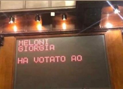 Crisi di governo, mozione di fiducia: Giorgia Meloni vota "Ao"