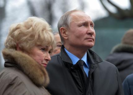 Russia, la ex moglie di Putin gira l'Europa senza sanzioni. Svelato il trucco