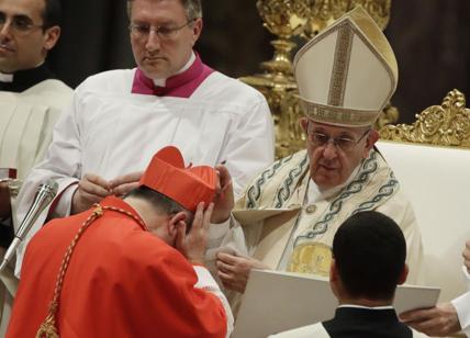 Vaticano, Becciu: "Il Papa mi ha reintegrato". Smentita della Chiesa: "Falso"