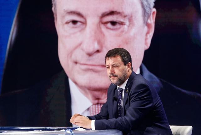 Matteo Salvini e, sullo sfondo, Mario Draghi