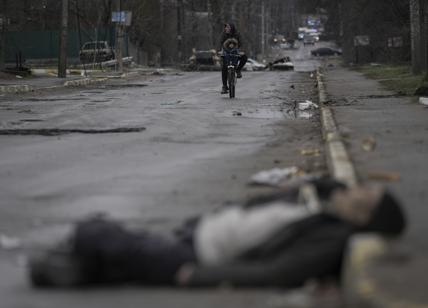 Guerra Russia-Ucraina, Kiev denuncia fossa comune e cadaveri in strada a Bucha