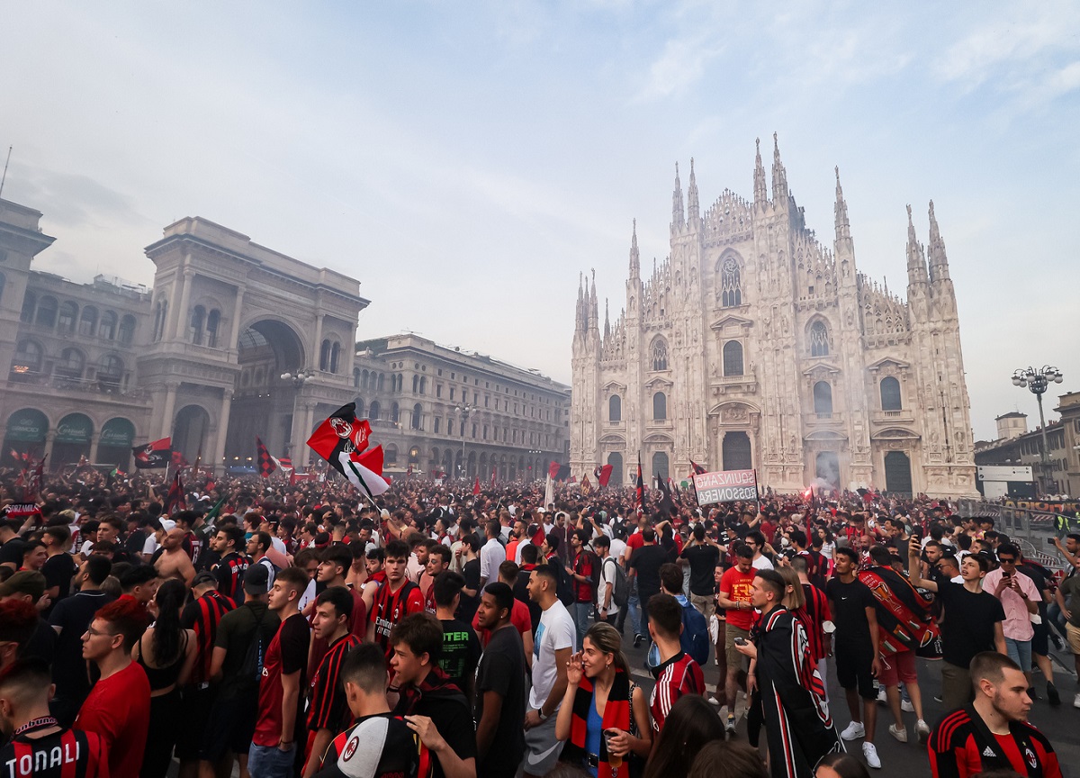 Milan, 40mila tifosi festeggiano: piazza Duomo rossonera (LaPresse)