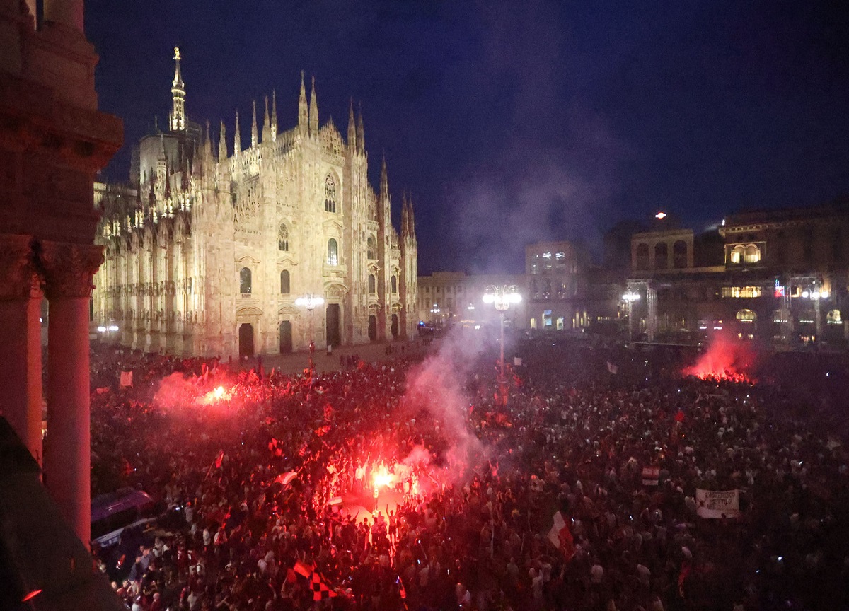 Milan, 40mila tifosi festeggiano: piazza Duomo rossonera (LaPresse)