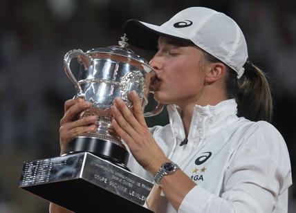 Tennis, Swiatek vince il Roland Garros. Poi saluta l'Ucraina: "Resti forte"