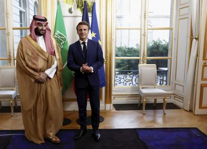 Macron stende il tappeto a Bin Salman. Cena di gala, nel menù petrolio e armi