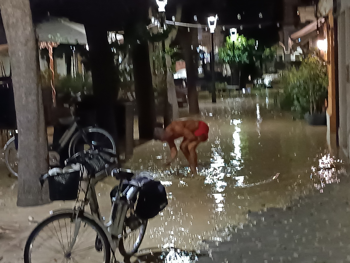 Alluvione nelle Marche, vaste zone allagate a Senigallia dopo l'esondazione del fiume Misa