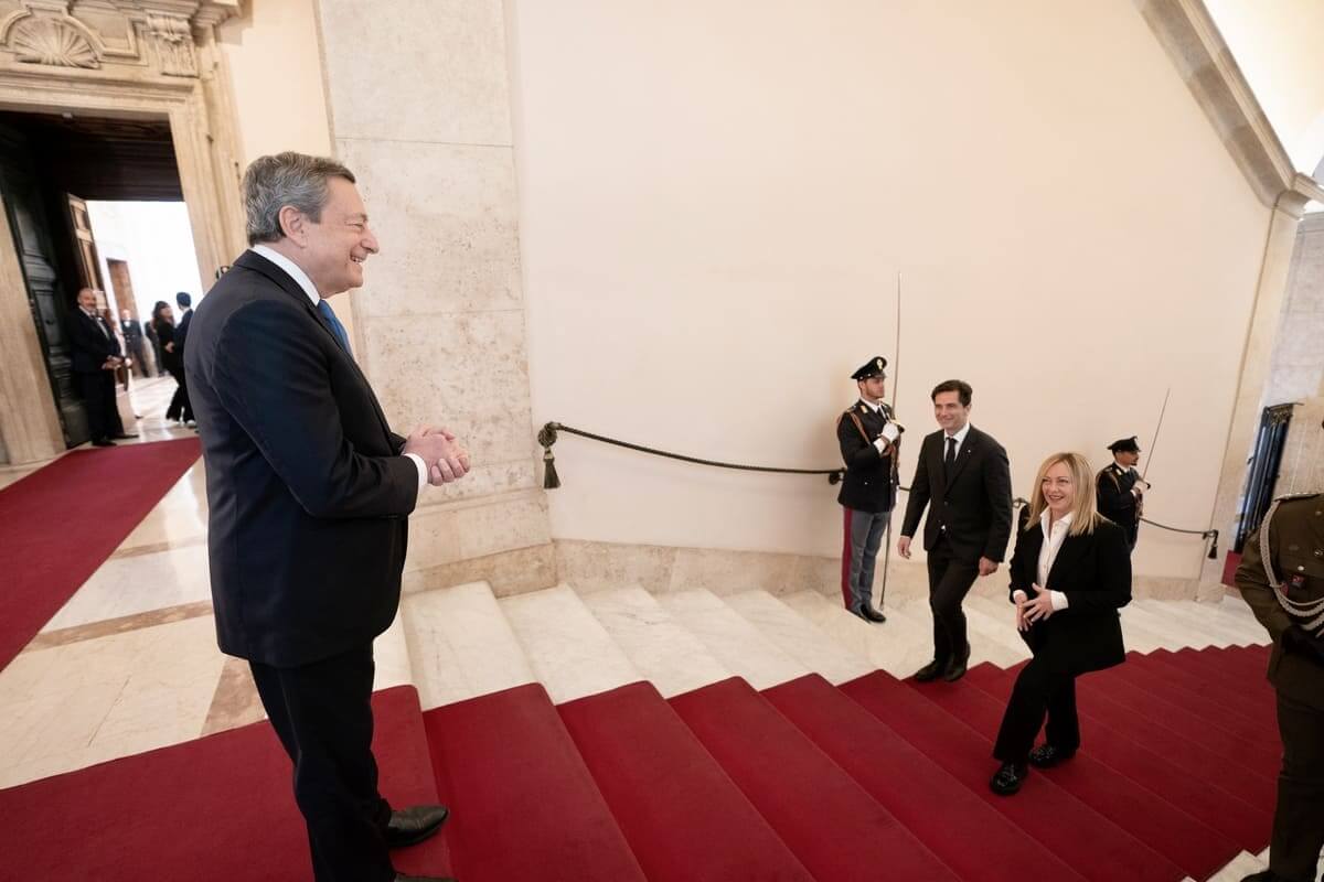Mario Draghi accoglie Meloni a Palazzo Chigi per il Passaggio di consegne