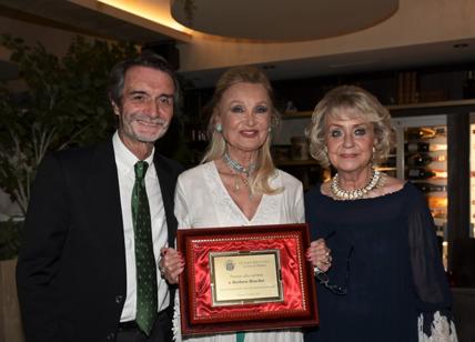 Barbara Bouchet riceve il premio alla Carriera a Milano