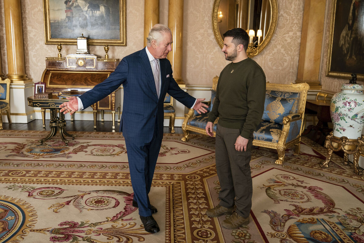 Re Carlo accoglie il presidente Ucraino Zelensky a Buckingham Palace