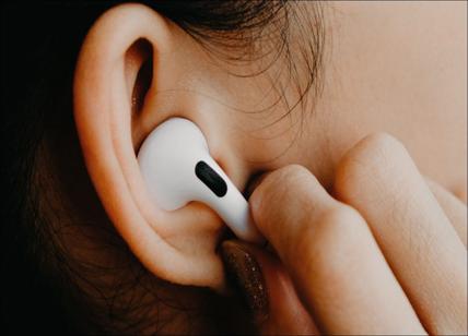 Gli rubano gli Airpods ma li geolocalizza in Questura a Milano