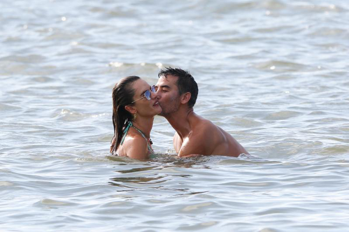 Alessandra Ambrosio bikini spiaggia fidanzato
